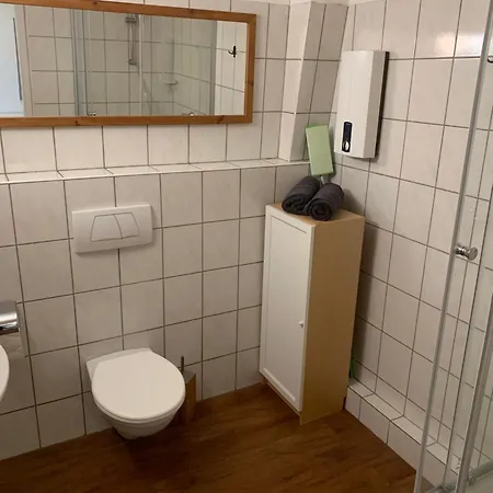 Easy Travel: Central Apartment In Krefeld Buitenkant foto