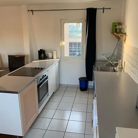 Easy Travel: Central Apartment In Krefeld Buitenkant foto