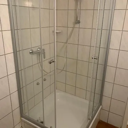 Easy Travel: Central Apartment In Krefeld Buitenkant foto