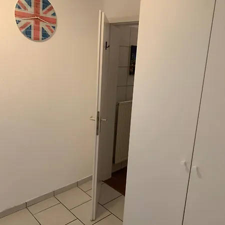 Easy Travel: Central Apartment In Krefeld Buitenkant foto
