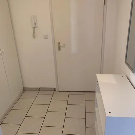 Easy Travel: Central Apartment In Krefeld Buitenkant foto